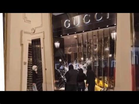 vetrina gucci distrutta|PROTESTA A TORINO DISTRUTTA LA VETRINA DI GUCCI.